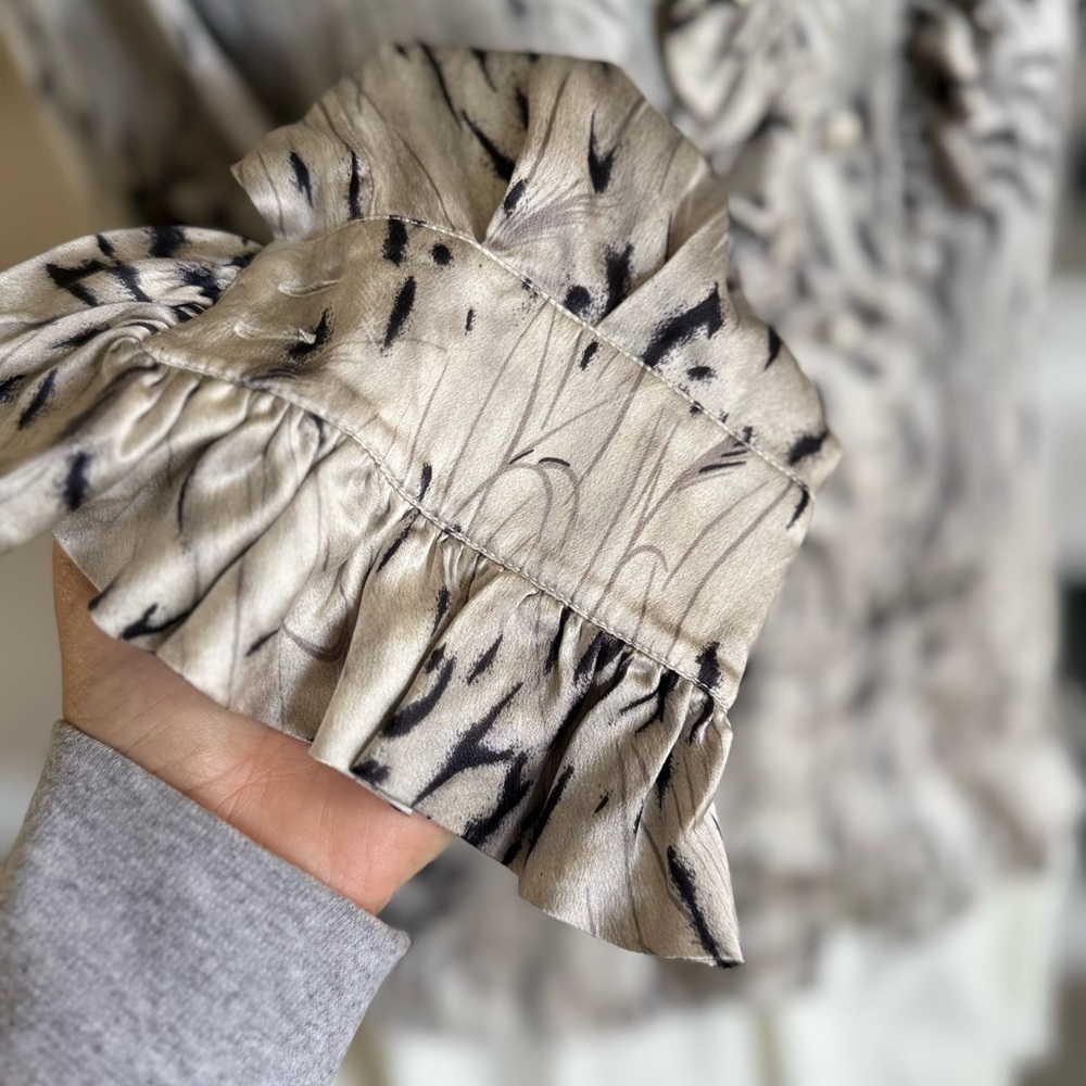 St. John Silk Ruffled Blouse | Long Sleeve High Neck | Neutral Print | L - Picture 4 of 14